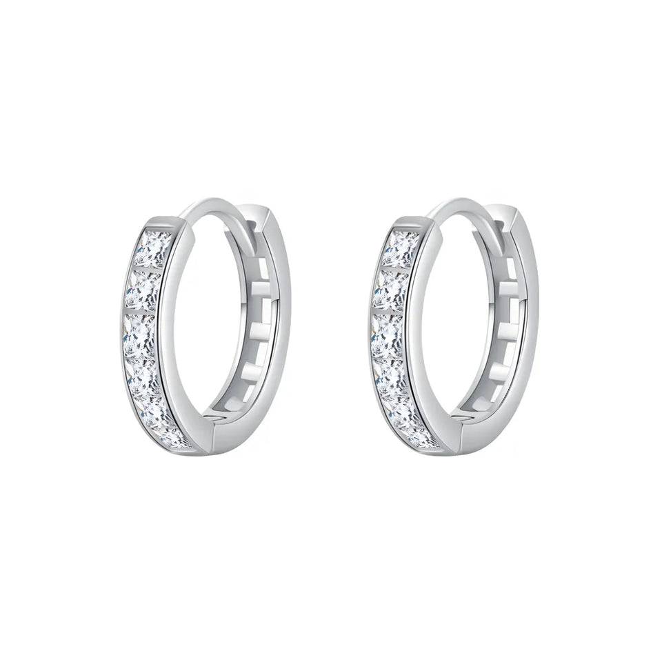 brinco-de-argola-julie-com-zirconias-no-fundo-branco
