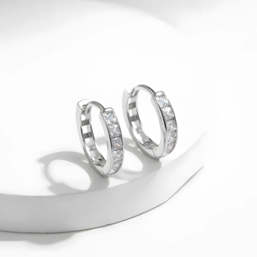 brinco-de-argola-julie-com-zirconias-lado-esquerdo
