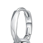 brinco-de-argola-maude-em-prata-com-perola-foto-detalhe-da-prata-925