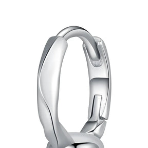 brinco-de-argola-maude-em-prata-com-perola-foto-detalhe-da-prata-925