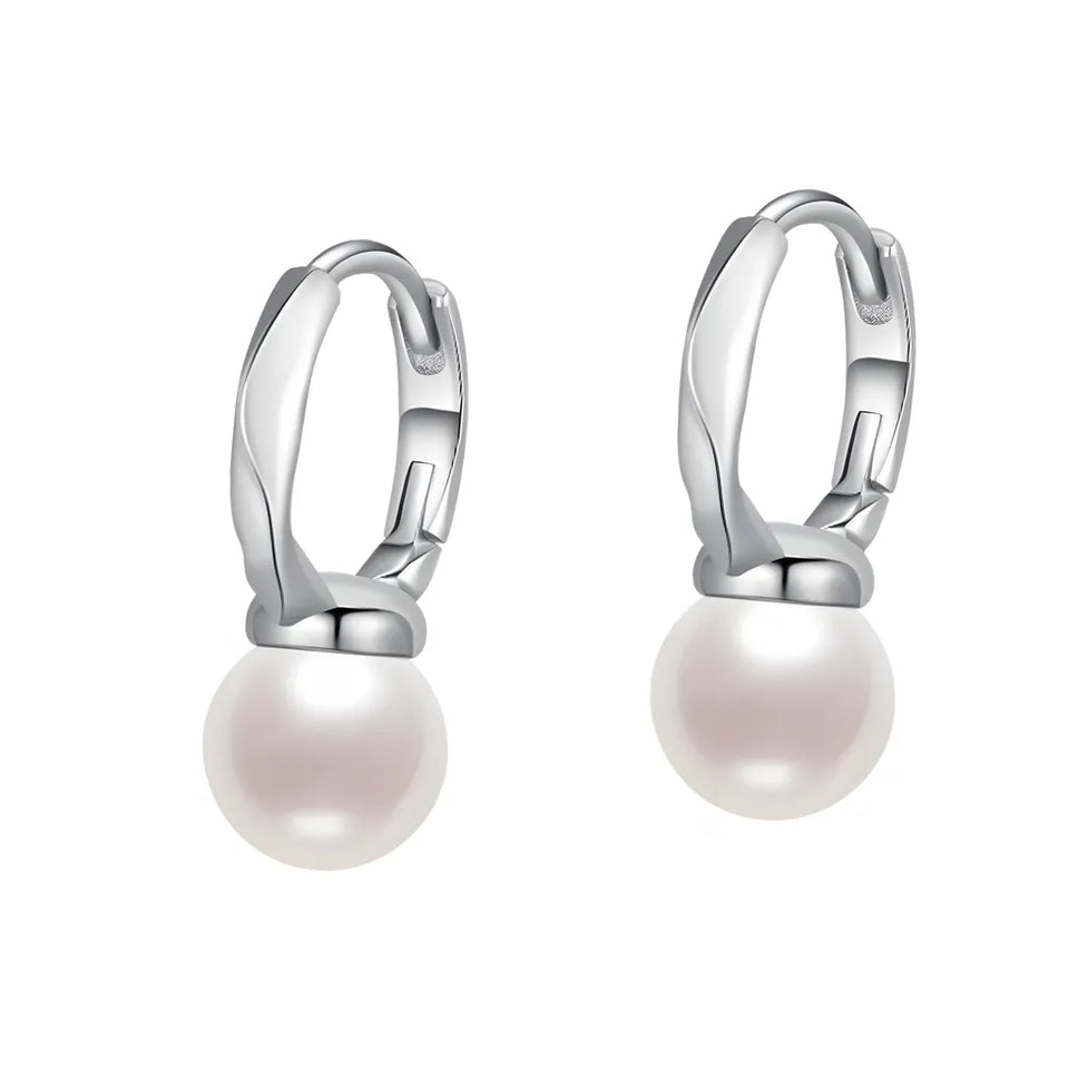 brinco-de-argola-maude-em-prata-com-perola-no-fundo-branco