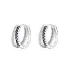 brinco-de-argola-odete-em-prata-com-zirconias-no-fundo-branco