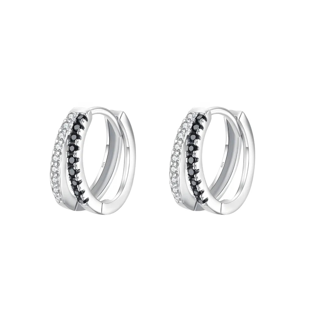 brinco-de-argola-odete-em-prata-com-zirconias-no-fundo-branco