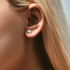 brinco-de-prata-alise-com-zirconia-sendo-usado-na-orelha