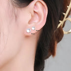 brinco-de-prata-elle-com-moonstone-sendo-utilizado-na-orelha