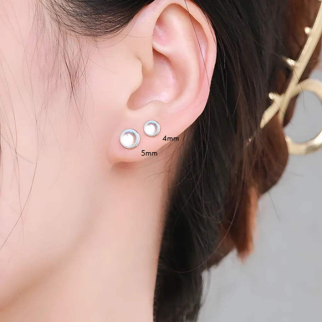 brinco-de-prata-elle-com-moonstone-sendo-utilizado-na-orelha