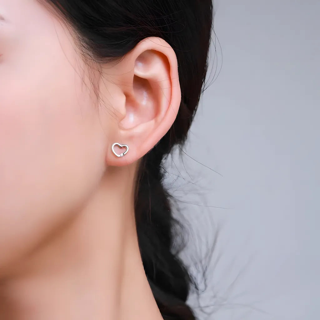 brinco-de-prata-heart-com-zirconia-sendo-utilizado-na-orelha