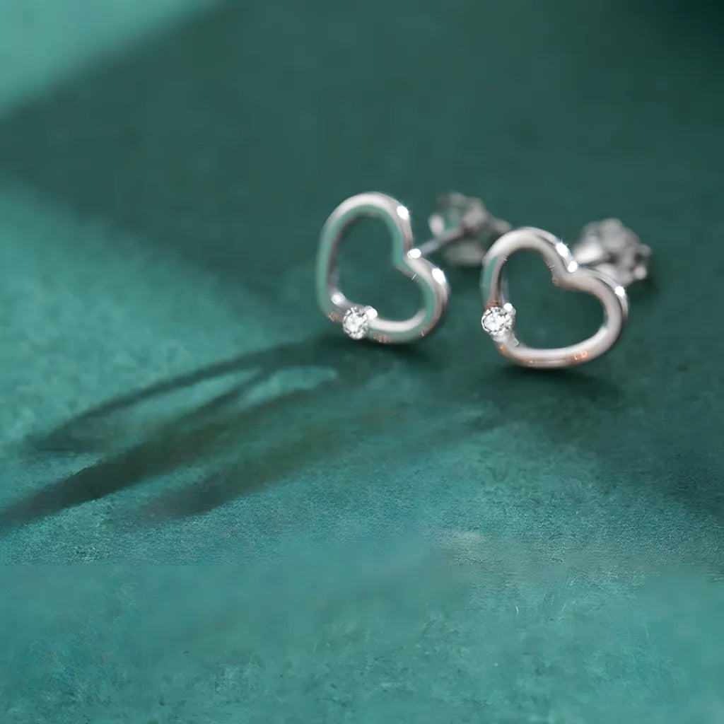 brinco-de-prata-heart-com-zirconia-de-frente