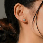 brinco-de-prata-maelle-com-moissanite-sendo-usado-por-mulher