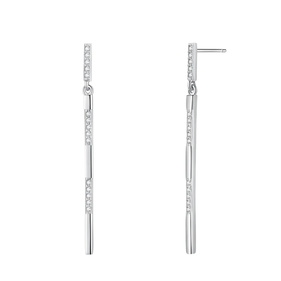 brinco-em-prata-london-com-zirconias-no-fundo-branco