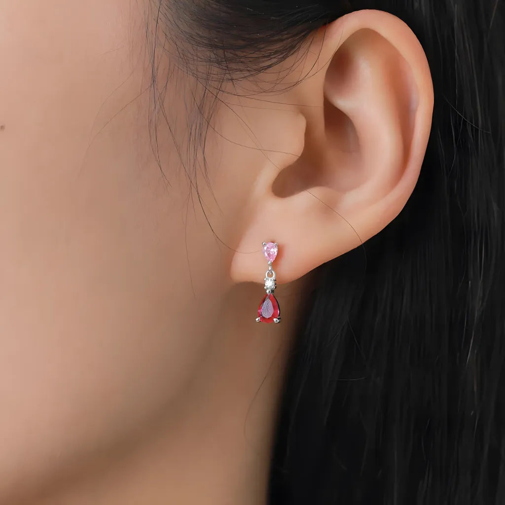 brinco-em-prata-maelle-com-zirconia-rosa-sendo-utilizado-na-orelha