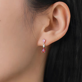 brinco-em-prata-maelle-com-zirconia-rosa-sendo-utilizado-na-orelha