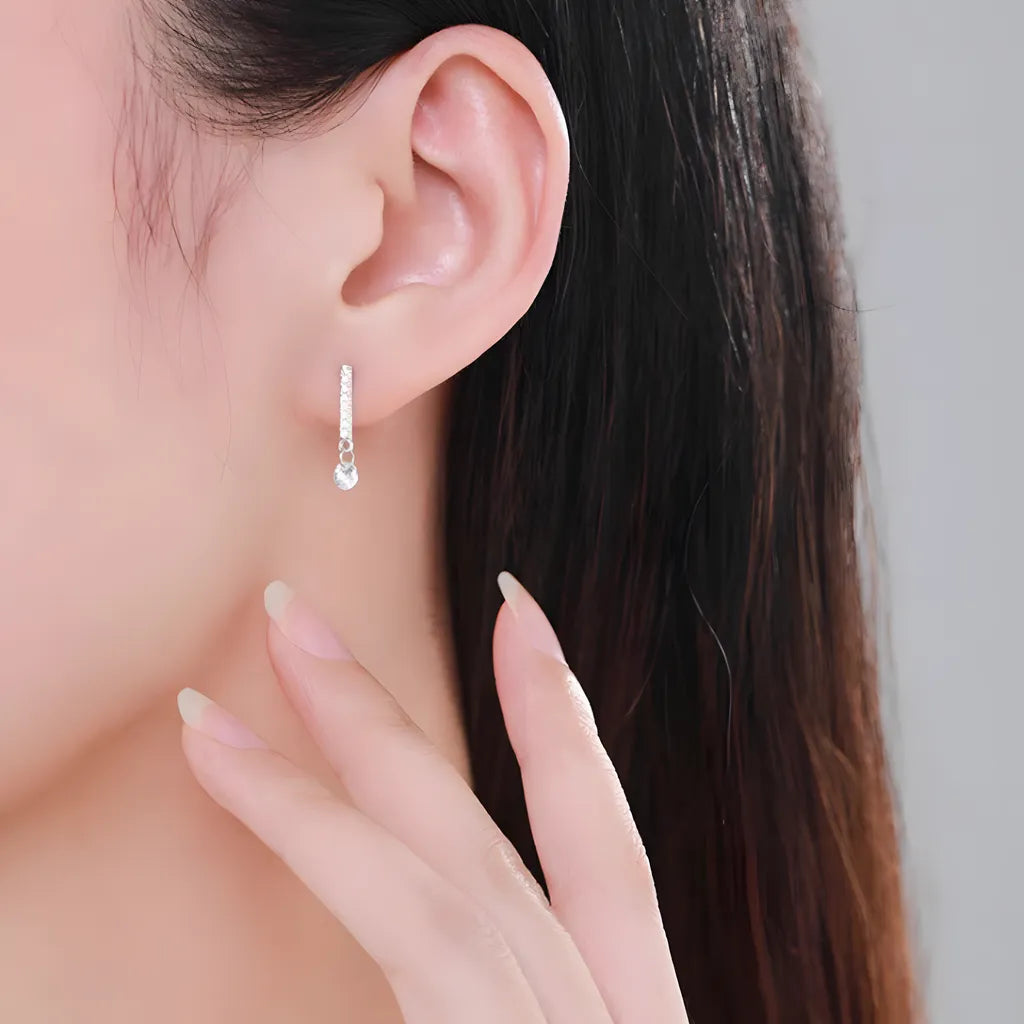 brinco-em-prata-miami-com-zirconias-sendo-utilizado-por-mulher