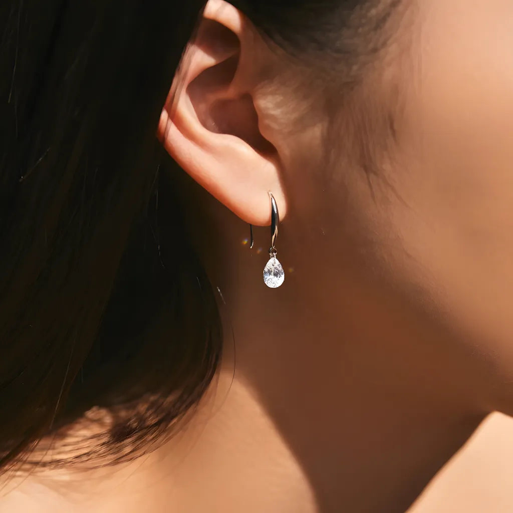 brinco-em-prata-shiny-com-zirconia-sendo-usado-na-orelha