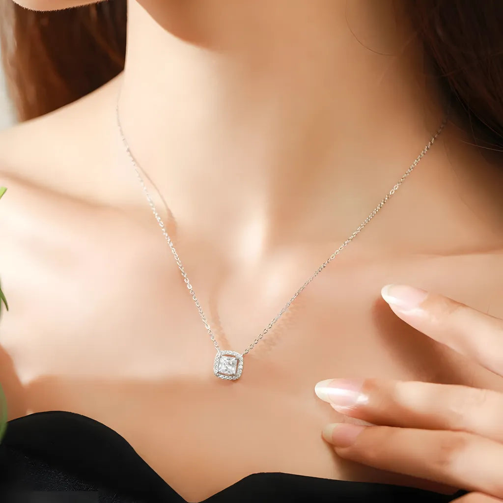 colar-de-prata-anne-com-zirconia-sendo-utilizado-no-pescoco
