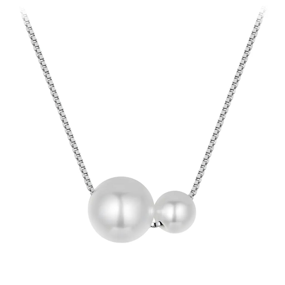 colar-de-prata-cloe-com-perolas-no-fundo-branco