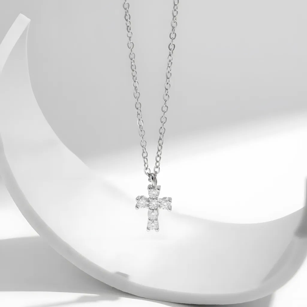colar-de-prata-cruz-com-moissanite-de-frente