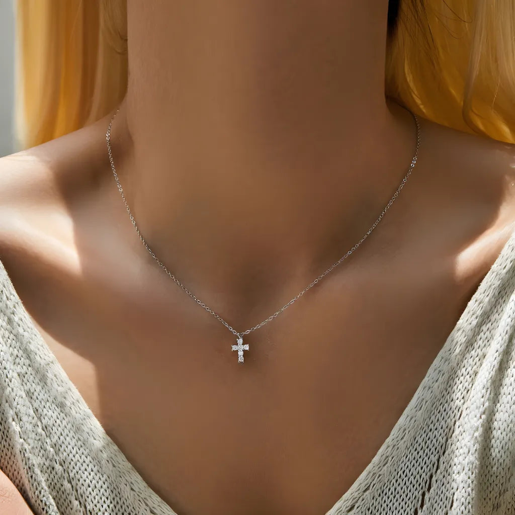 colar-de-prata-cruz-com-moissanite-foto-no-pescoco-de-frente