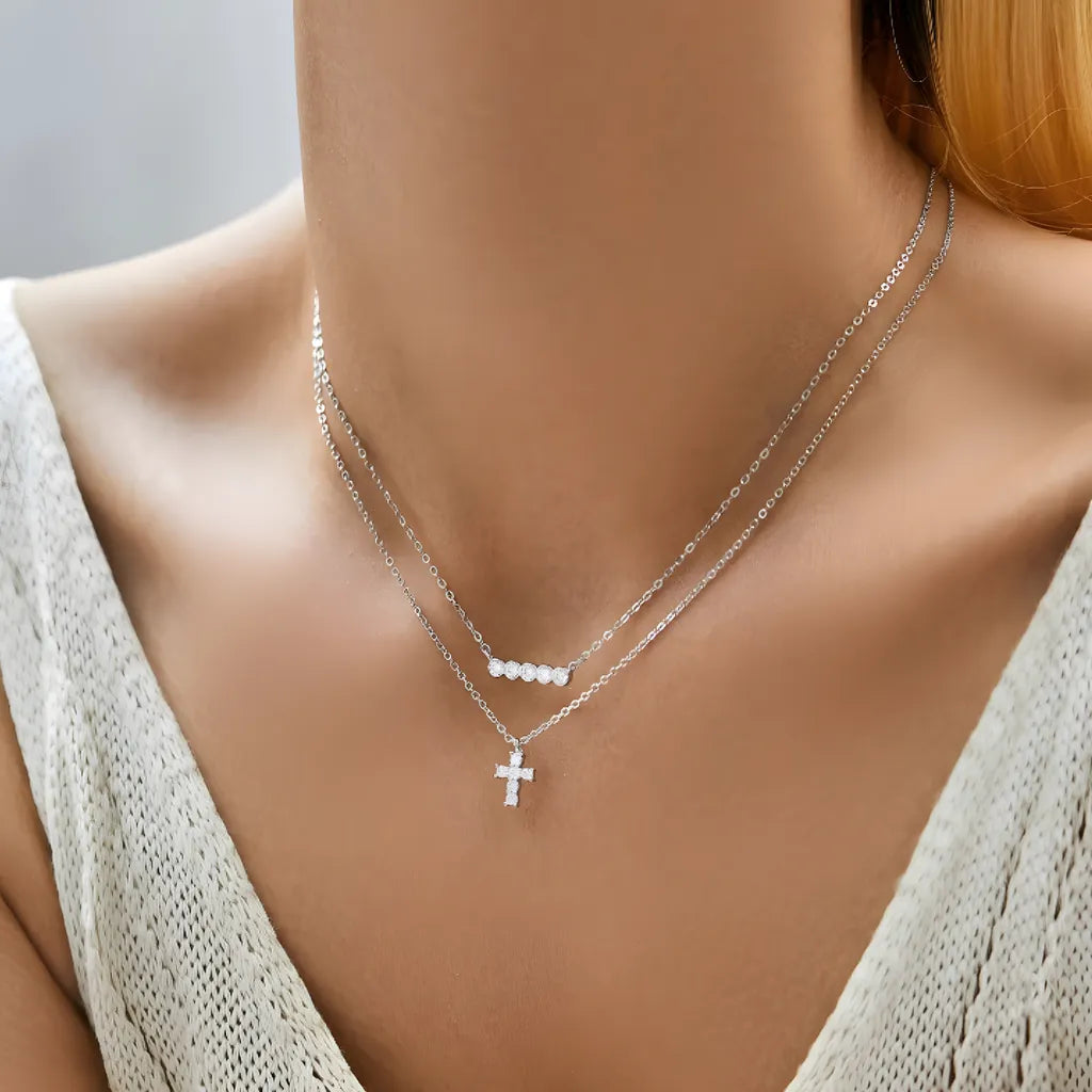 colar-de-prata-cruz-com-moissanite-sendo-utilizado-no-pescoco-com-variacao