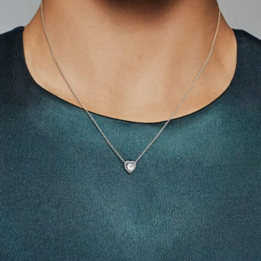 colar-de-prata-diana-com-zirconias-sendo-utilizado-no-pescoco