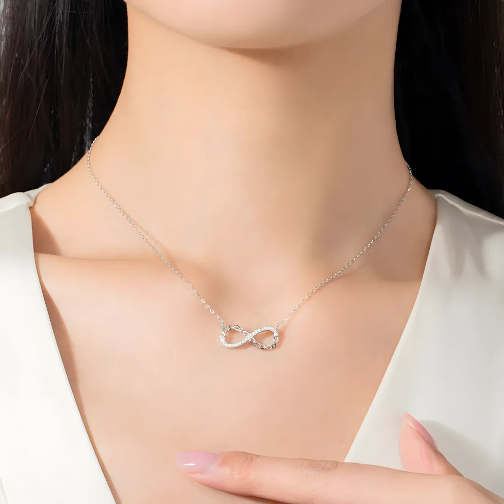 colar-de-prata-elie-com-zirconias-sendo-utilizado-no-pescoco
