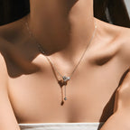 colar-de-prata-exquisite-com-zirconias-sendo-utilizada-no-pescoco