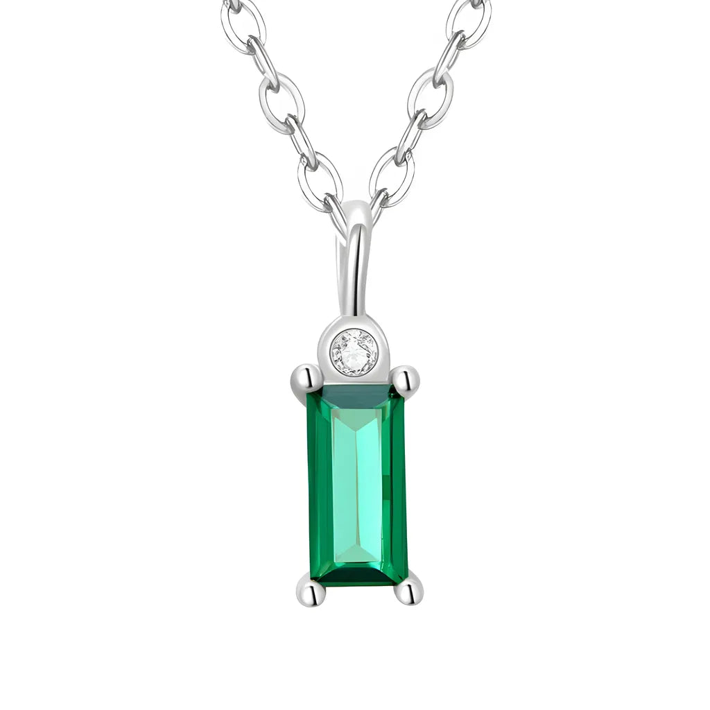 colar-de-prata-fine-com-zirconia-verde-no-fundo-branco