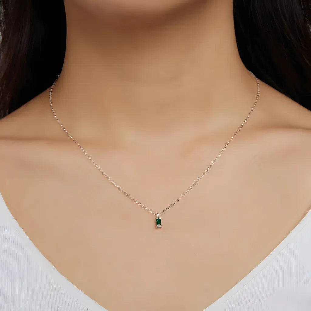 colar-de-prata-fine-com-zirconia-verde-sendo-utilizado-no-pescoco