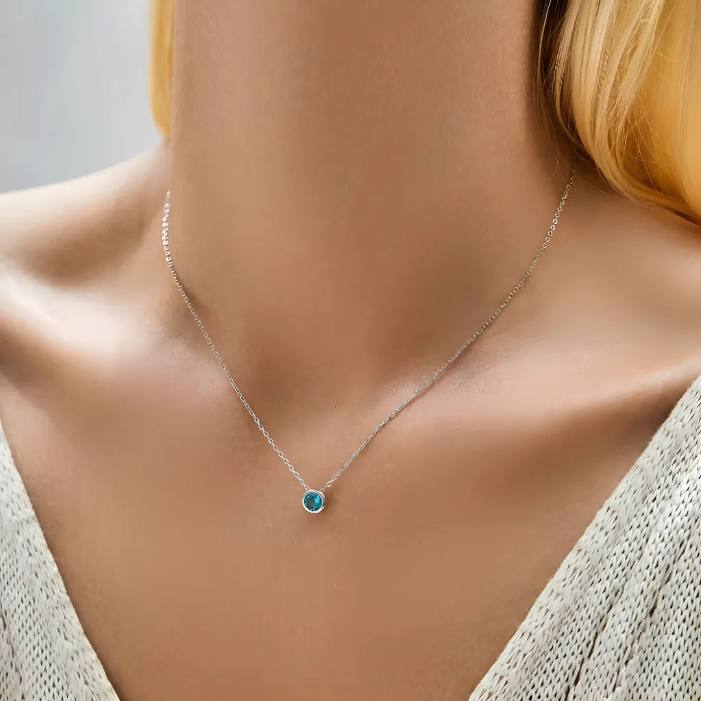 colar-de-prata-ingrid-com-zirconia-azul-sendo-utilizado-no-pescoco