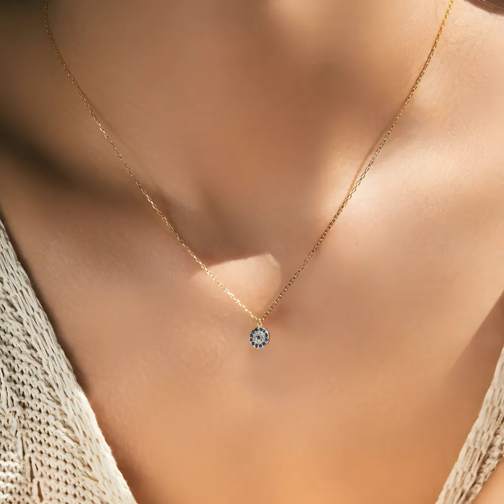 colar-de-prata-laure-com-zirconias-sendo-utilizado-no-pescoco