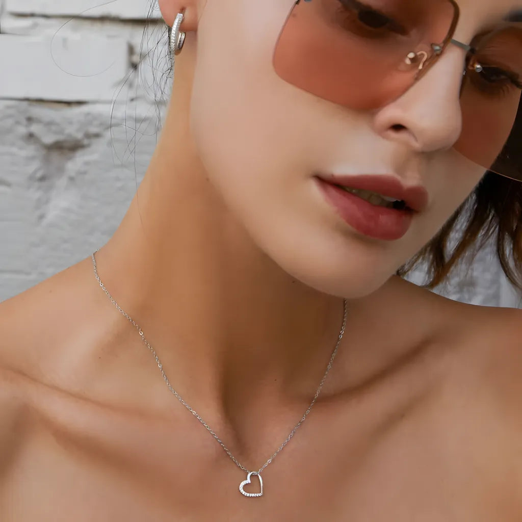 colar-de-prata-love-com-zirconias-sendo-utilizado-no-pescoco-lado-esquerdo