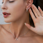 colar-de-prata-love-com-zirconias-sendo-utilizado-no-pescoco-lado-direito