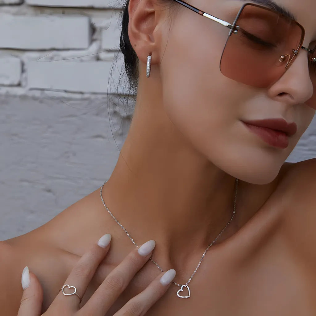colar-de-prata-love-com-zirconias-sendo-utilizado-no-pescoco-visto-de-cima