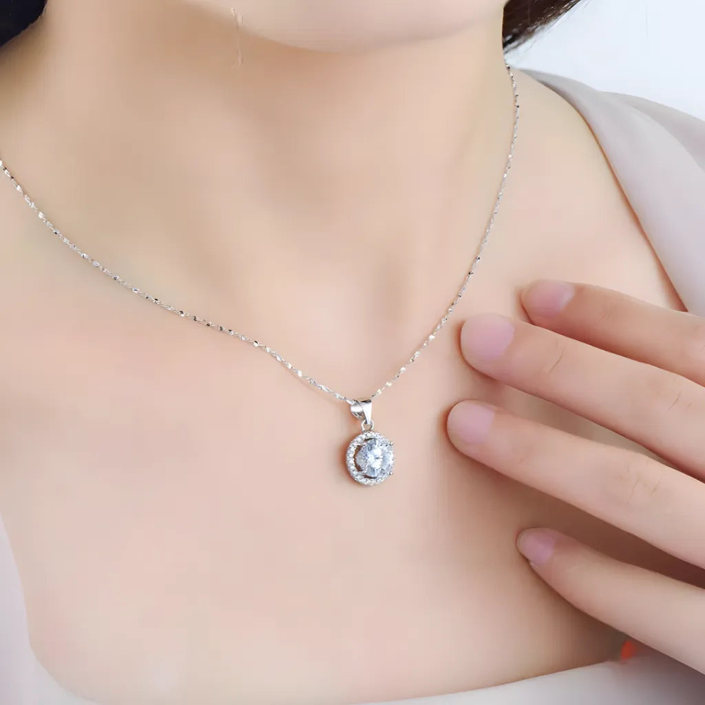 colar-de-prata-luxury-com-zirconias-sendo-utilizado-no-pescoco