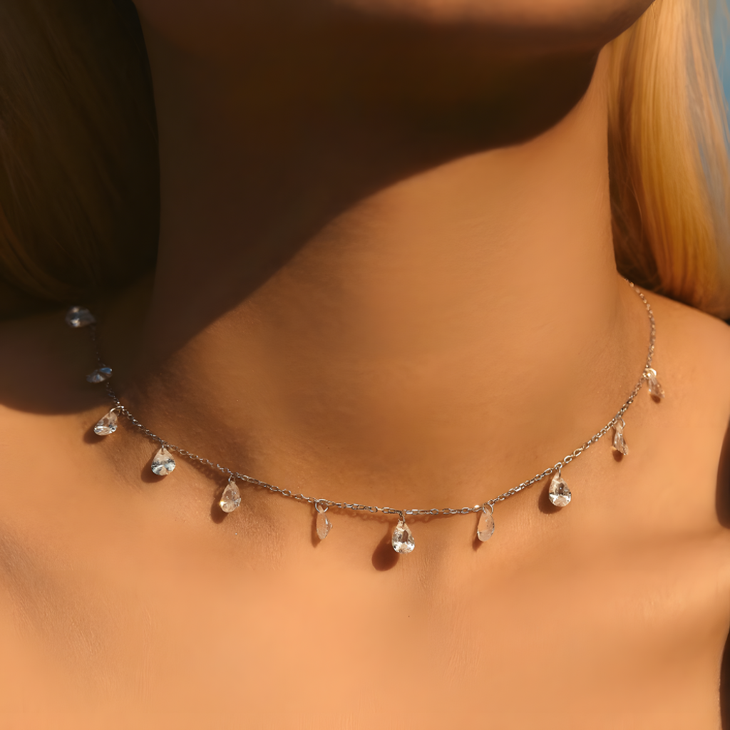 colar-de-prata-marta-com-zirconias-incolor-sendo-utilizado-como-gargantilha
