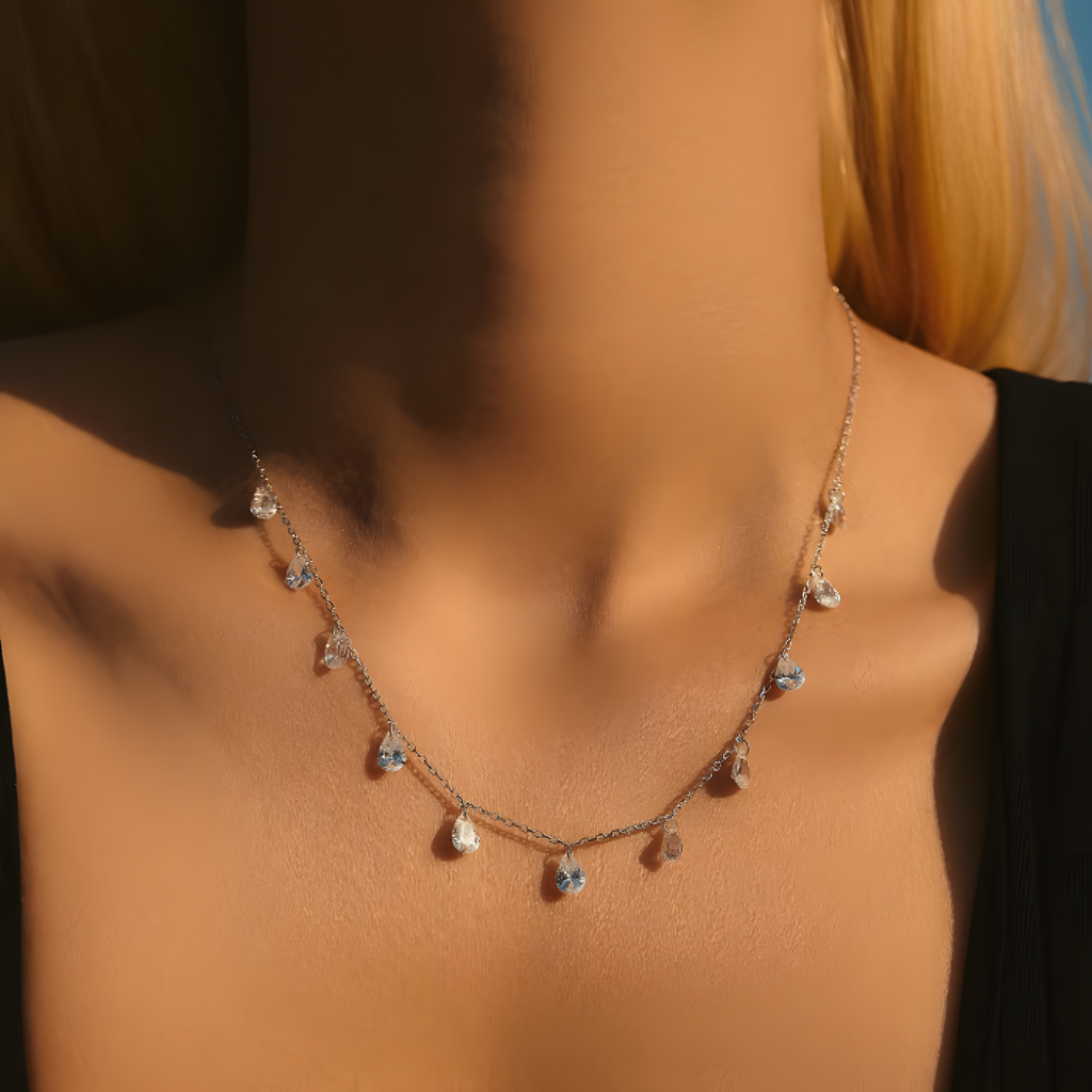 colar-de-prata-marta-com-zirconias-incolor-sendo-utilizado-como-colar