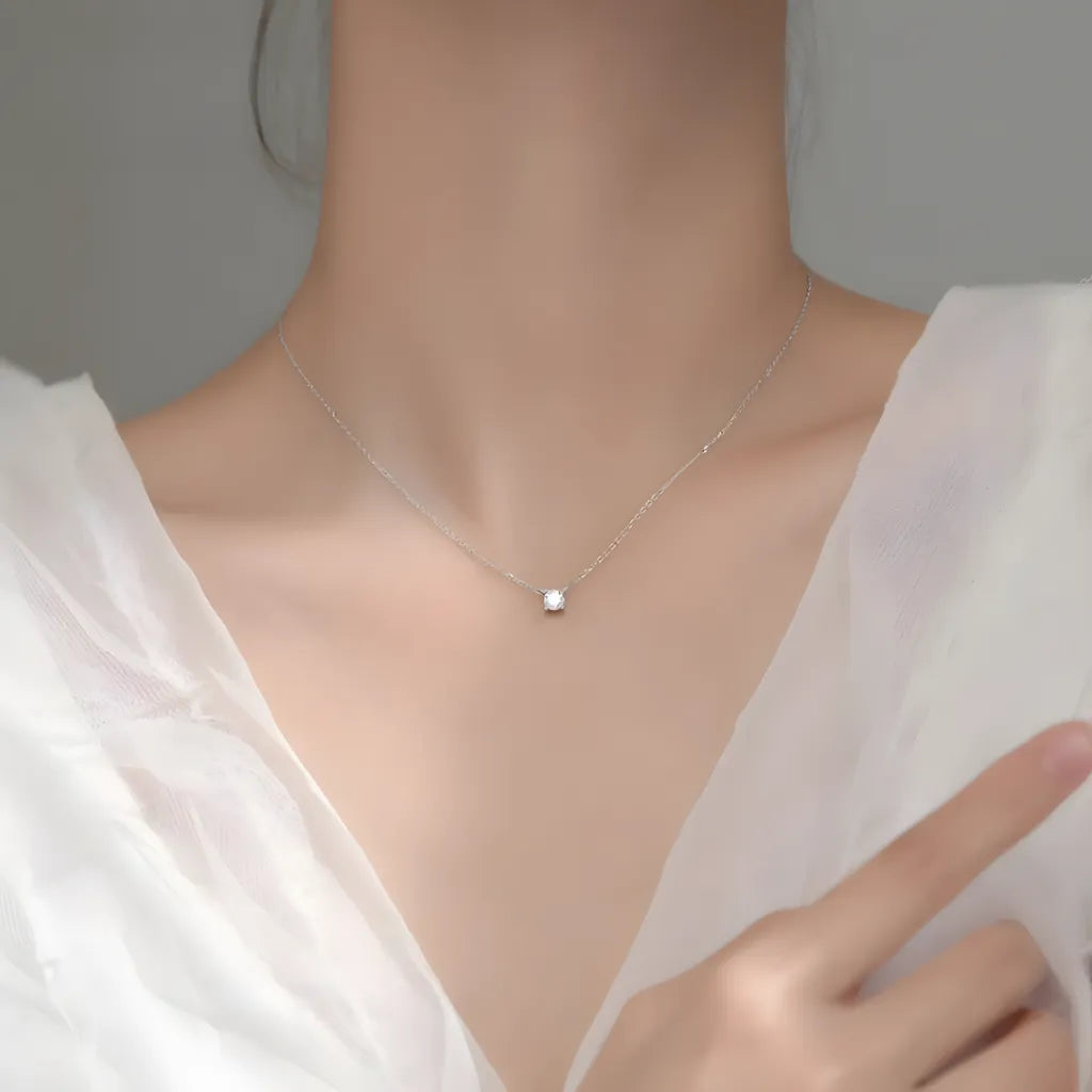 colar-de-prata-neil-com-zirconia-sendo-utilizado-no-pescoco