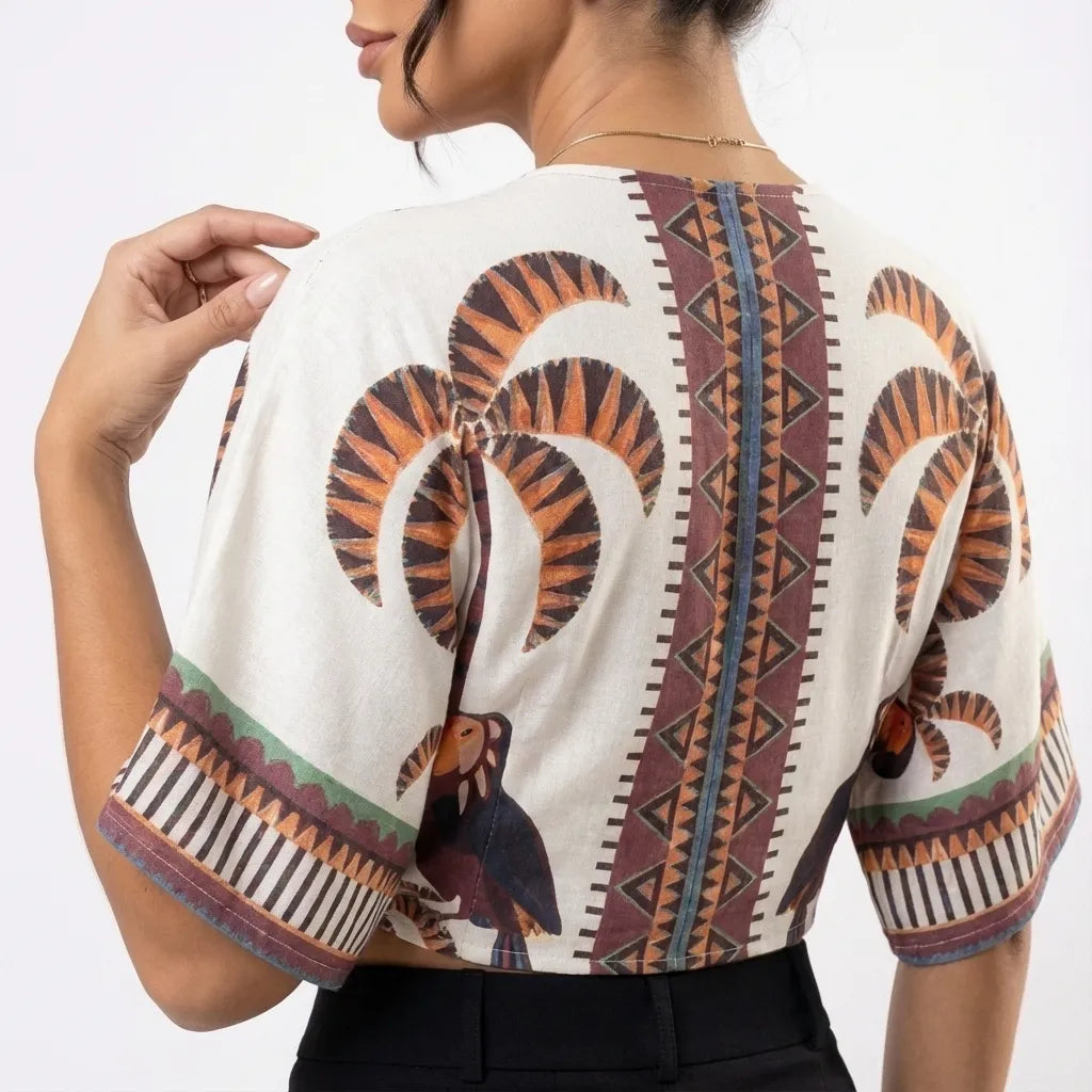 cropped-manga-japonesa-estampado-tucano-costas-perto