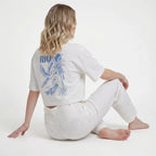 cropped-oversized-estampado-copacabana-sentado-costas