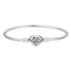 pulseira-berloque-em-prata-desi-com-zirconias-no-fundo-branco