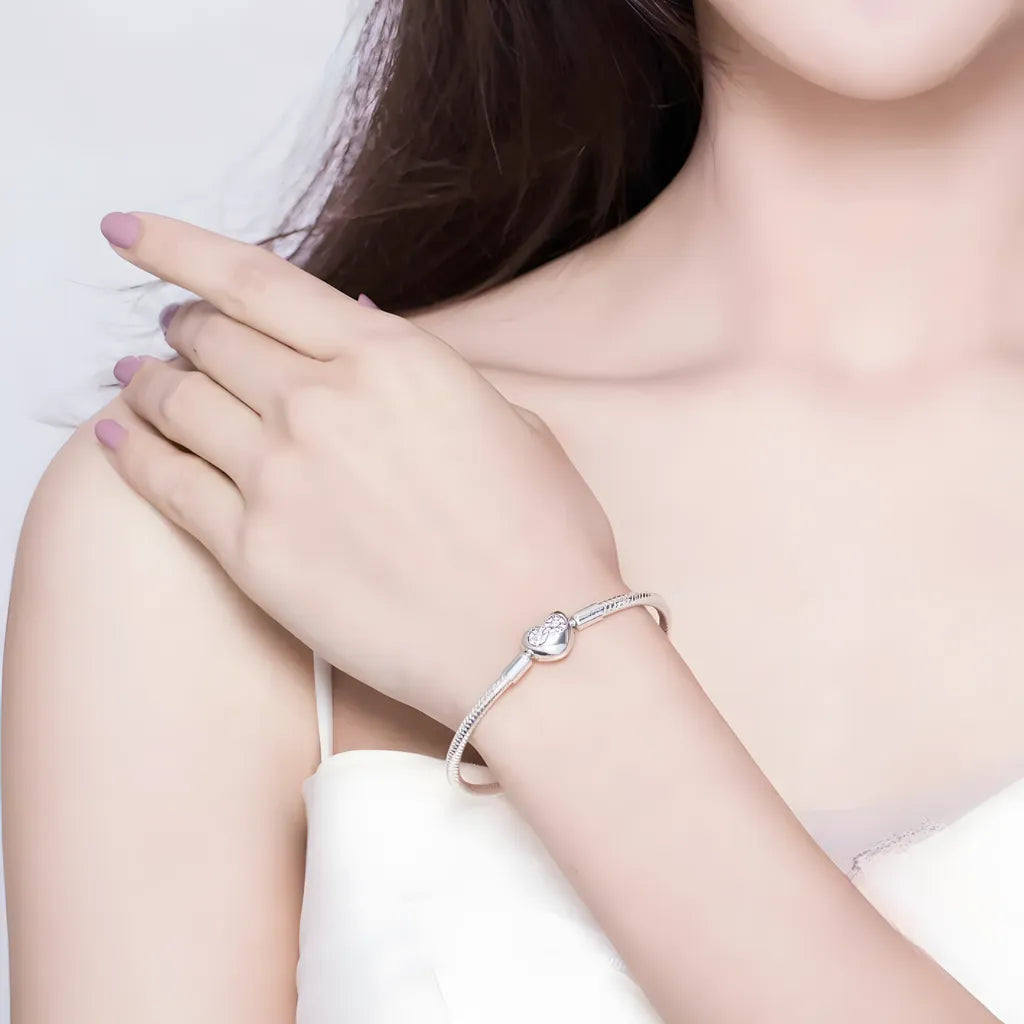 pulseira-berloque-em-prata-desi-com-zirconias-sendo-utilizada-no-braco