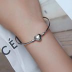 pulseira-berloque-em-prata-france-com-moonstone-sendo-utilizado-no-braco