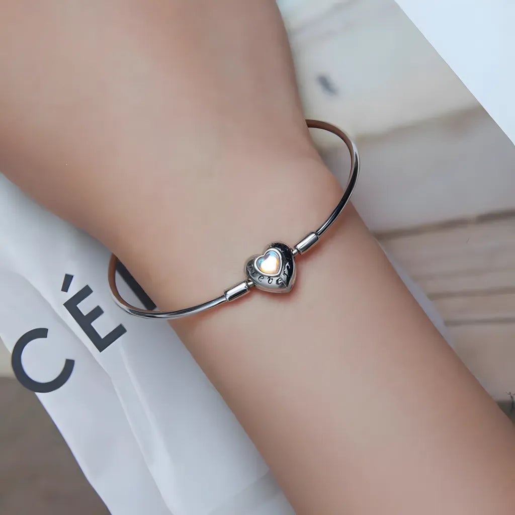 pulseira-berloque-em-prata-france-com-moonstone-sendo-utilizado-no-braco