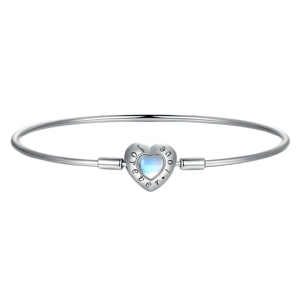 pulseira-berloque-em-prata-france-com-moonstone-no-fundo-branco