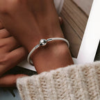 pulseira-berloque-em-prata-orly-sendo-utilizado-no-braco