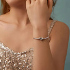 pulseira-berloque-em-prata-star-com-zirconia-sendo-utilizado-no-braco-direito