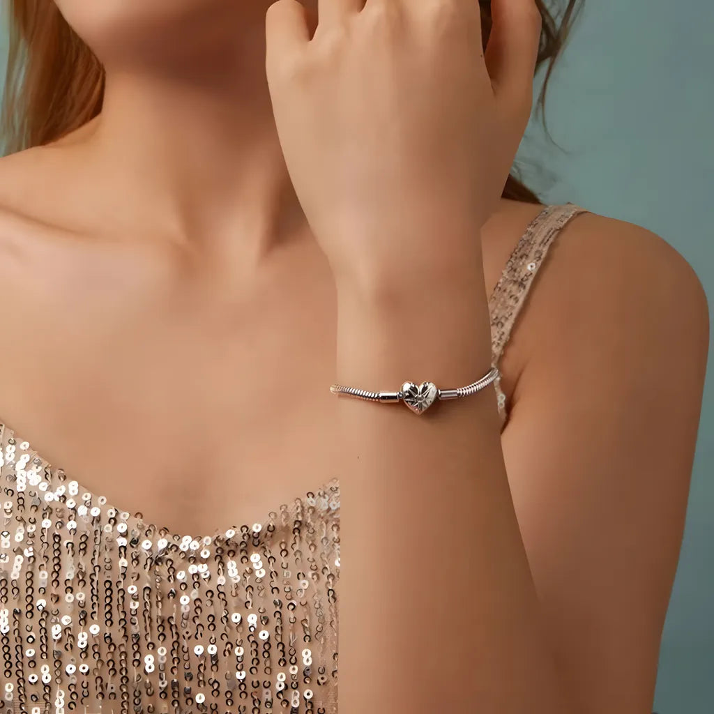 pulseira-berloque-em-prata-star-com-zirconia-sendo-utilizado-no-braco-direito