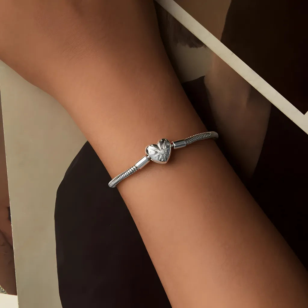 pulseira-berloque-em-prata-star-com-zirconia-sendo-utilizado-no-braco