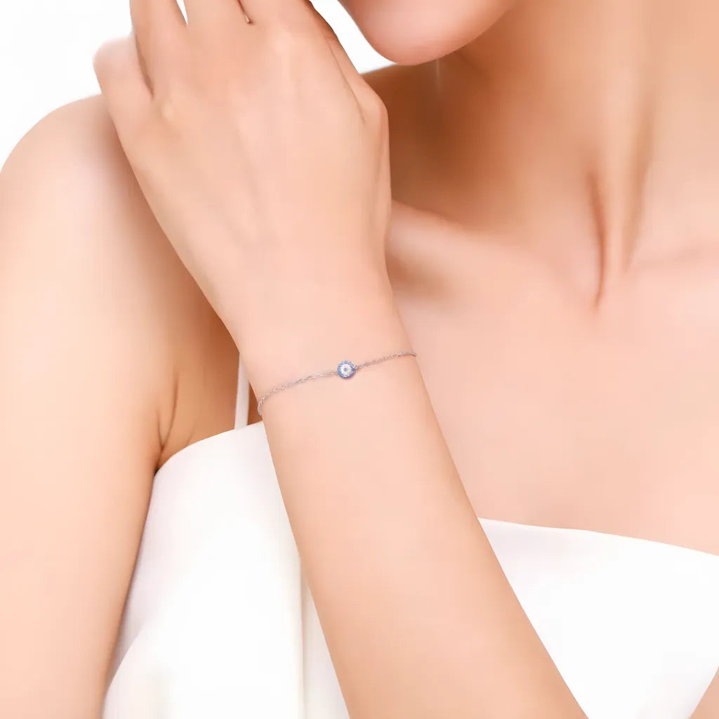 pulseira-de-prata-astrid-com-zirconia-azul-sendo-utilizado-no-braco
