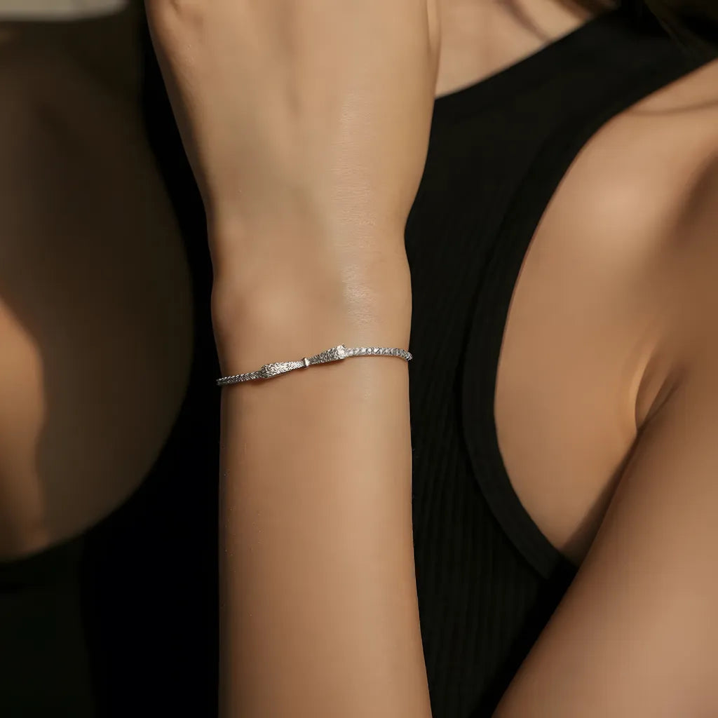 pulseira-de-prata-bowknot-com-zirconia-sendo-utilizado-no-braco
